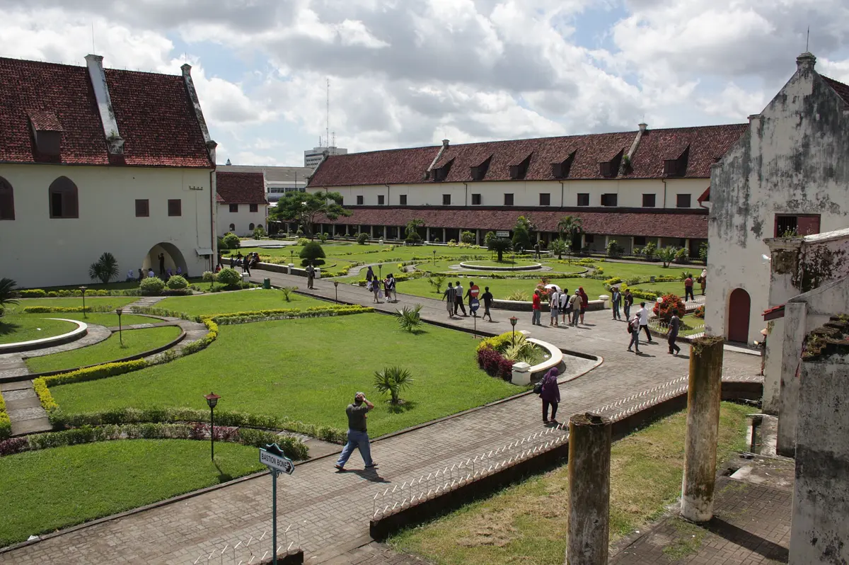 Halaman dalam Benteng Rotterdam di Makassar