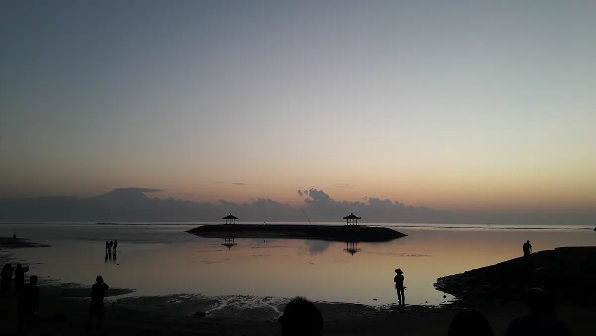 Matahari terbit di Pantai Karang, Sanur, Bali