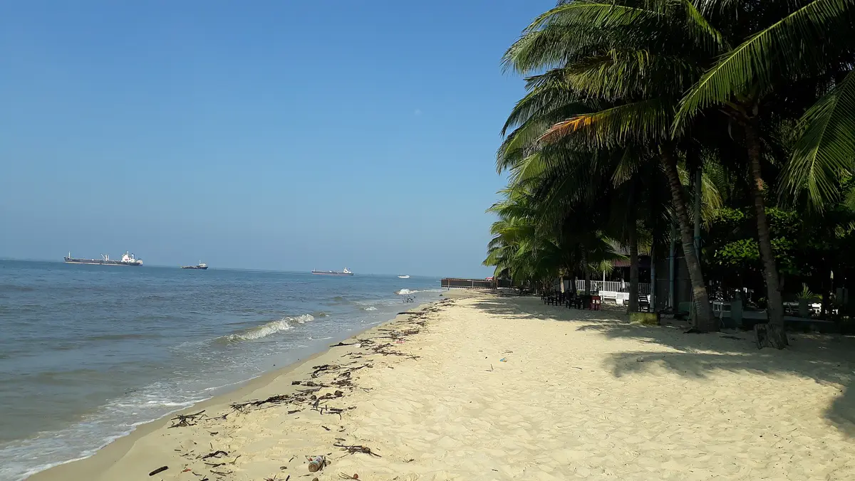 Pantai Kemala di Balikpapan pada siang hari