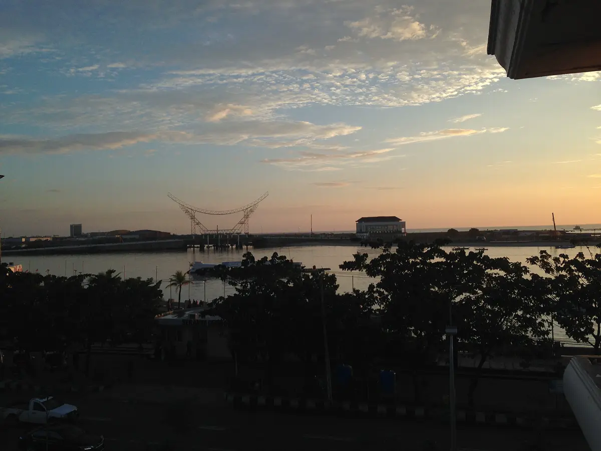 Pemandangan Pantai Losari di Makassar saat senja