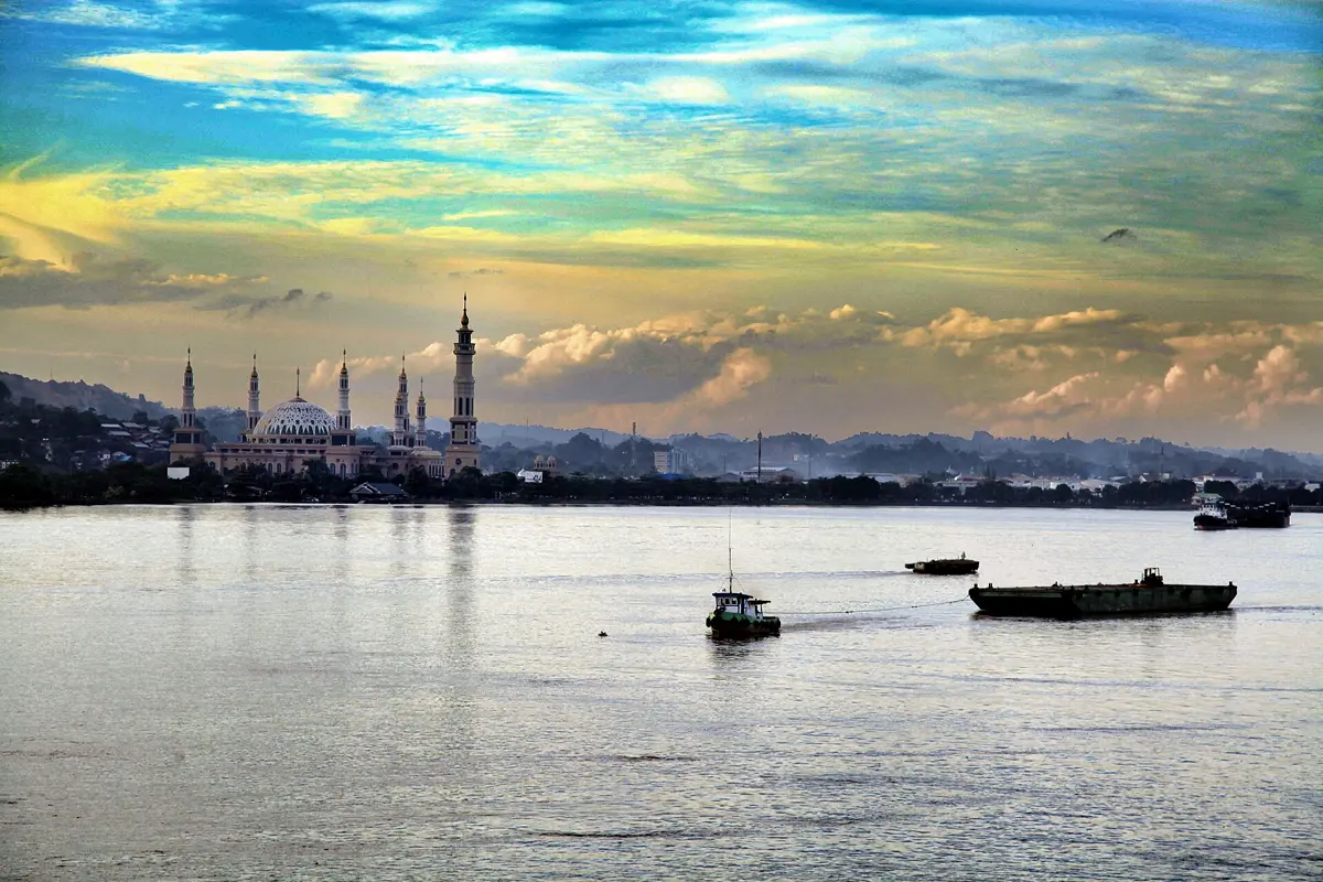 Aktivitas kapal di Sungai Mahakam, Samarinda