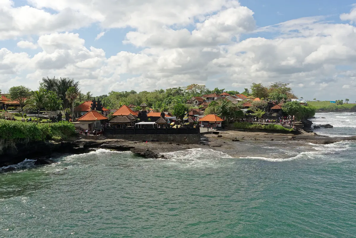 Pura Tanah Lot di tepi laut, Bali