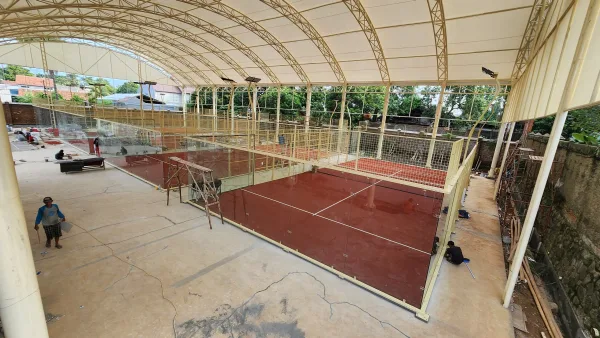 Proses pembangunan lapangan padel, tahap awal