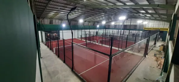 Proses pembangunan lapangan padel, tahap akhir